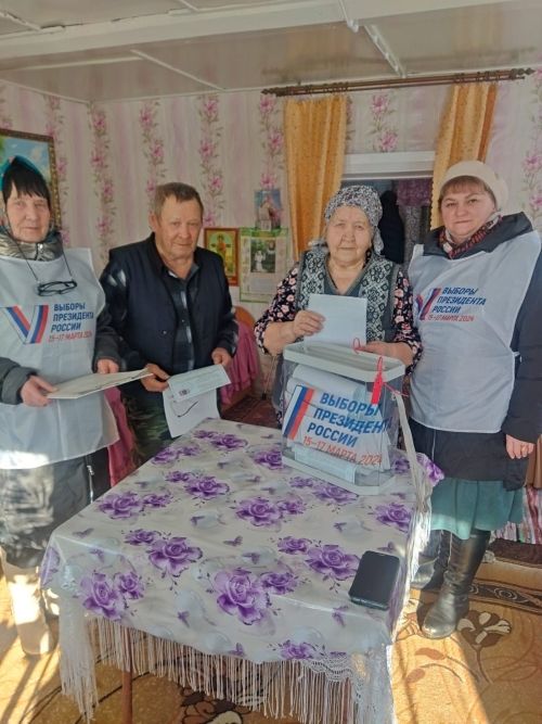 На избирательном участке №2377 в Елауре сегодня так же оживлённо, как и вчера