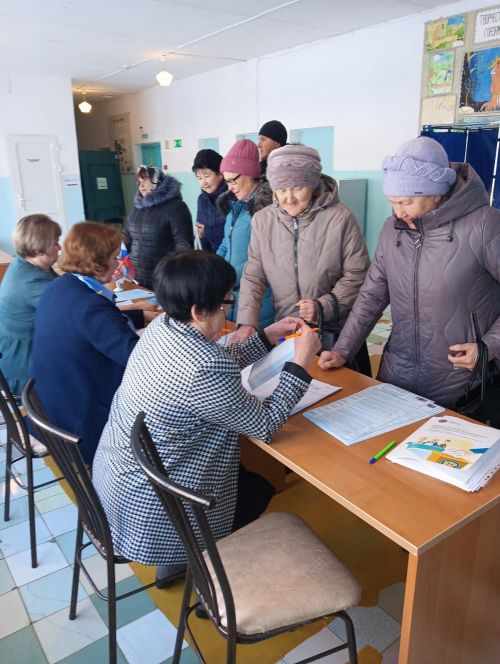 На избирательном участке №2377 в Елауре сегодня так же оживлённо, как и вчера