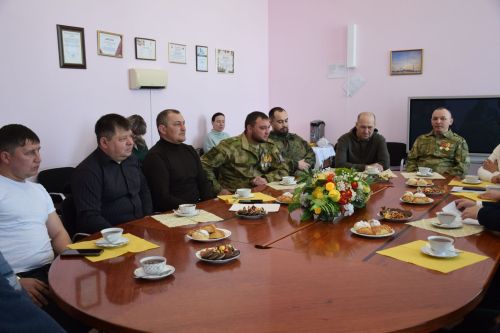 Состоялась очередная встреча главы Нурлатского района Дамира Ишкинеева с мобилизованными, прибывшими в отпуск