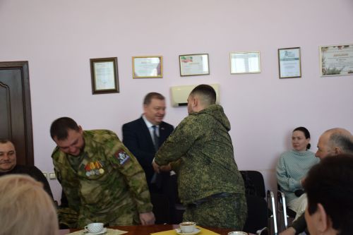 Состоялась очередная встреча главы Нурлатского района Дамира Ишкинеева с мобилизованными, прибывшими в отпуск