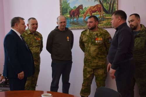 Состоялась очередная встреча главы Нурлатского района Дамира Ишкинеева с мобилизованными, прибывшими в отпуск