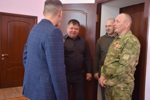 Состоялась очередная встреча главы Нурлатского района Дамира Ишкинеева с мобилизованными, прибывшими в отпуск