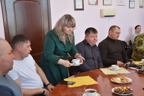 Состоялась очередная встреча главы Нурлатского района Дамира Ишкинеева с мобилизованными, прибывшими в отпуск
