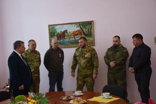 Состоялась очередная встреча главы Нурлатского района Дамира Ишкинеева с мобилизованными, прибывшими в отпуск