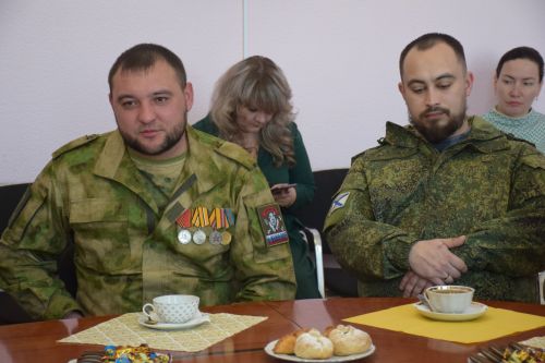 Состоялась очередная встреча главы Нурлатского района Дамира Ишкинеева с мобилизованными, прибывшими в отпуск