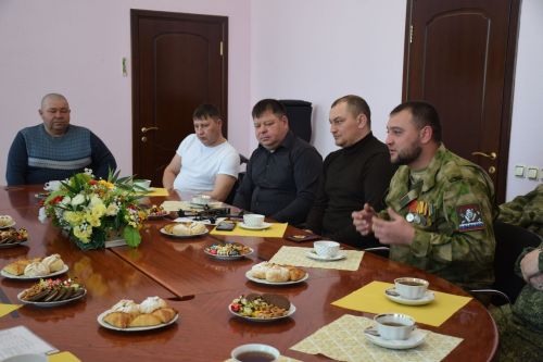 Состоялась очередная встреча главы Нурлатского района Дамира Ишкинеева с мобилизованными, прибывшими в отпуск