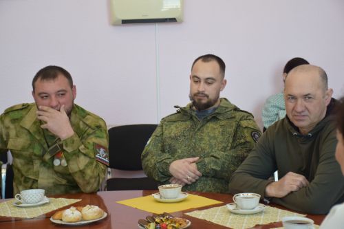 Состоялась очередная встреча главы Нурлатского района Дамира Ишкинеева с мобилизованными, прибывшими в отпуск