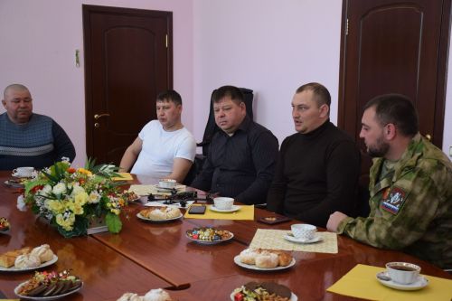 Состоялась очередная встреча главы Нурлатского района Дамира Ишкинеева с мобилизованными, прибывшими в отпуск