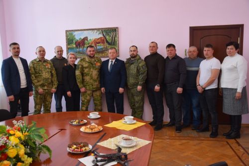 Состоялась очередная встреча главы Нурлатского района Дамира Ишкинеева с мобилизованными, прибывшими в отпуск