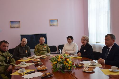 Состоялась очередная встреча главы Нурлатского района Дамира Ишкинеева с мобилизованными, прибывшими в отпуск