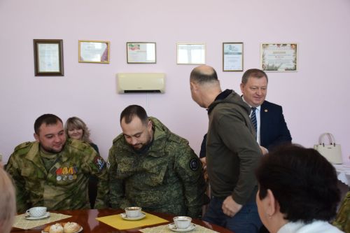 Состоялась очередная встреча главы Нурлатского района Дамира Ишкинеева с мобилизованными, прибывшими в отпуск