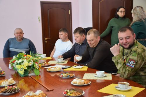 Состоялась очередная встреча главы Нурлатского района Дамира Ишкинеева с мобилизованными, прибывшими в отпуск