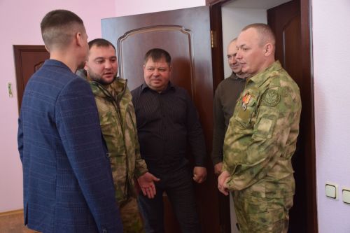 Состоялась очередная встреча главы Нурлатского района Дамира Ишкинеева с мобилизованными, прибывшими в отпуск