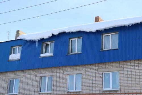За сосульки на крыше управляющей компании может грозить штраф