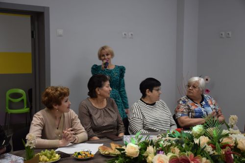 В КДЦ «Грани» прошел музыкальный вечер для представительниц старшего поколения