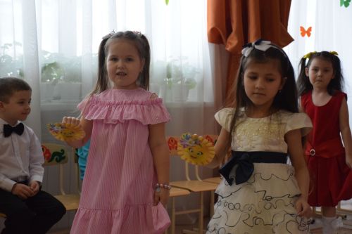 В преддверии 8 Марта в детском саду «Солнышко» пригласили мам и бабушек на утренник