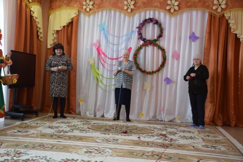 В преддверии 8 Марта в детском саду «Солнышко» пригласили мам и бабушек на утренник