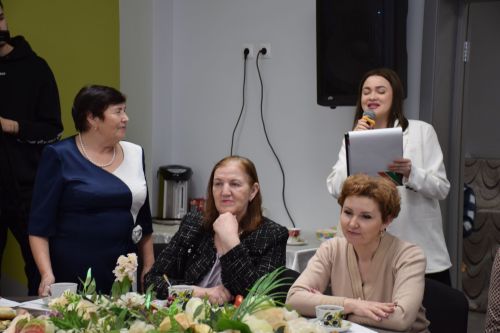 В КДЦ «Грани» прошел музыкальный вечер для представительниц старшего поколения