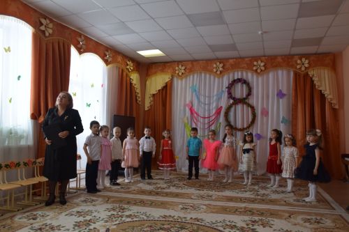 В преддверии 8 Марта в детском саду «Солнышко» пригласили мам и бабушек на утренник