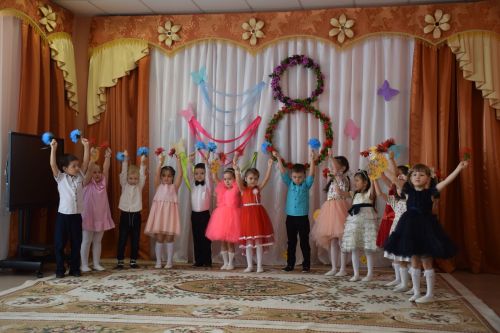 В преддверии 8 Марта в детском саду «Солнышко» пригласили мам и бабушек на утренник