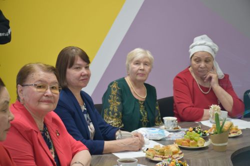 В КДЦ «Грани» прошел музыкальный вечер для представительниц старшего поколения