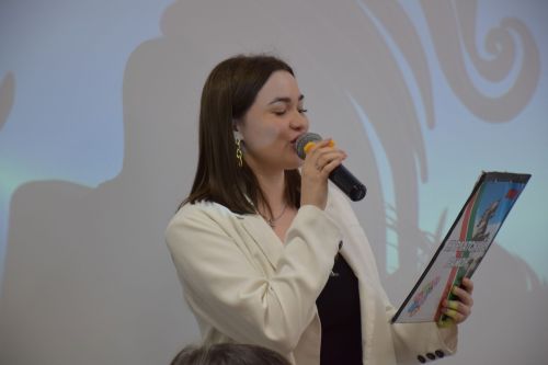 В КДЦ «Грани» прошел музыкальный вечер для представительниц старшего поколения