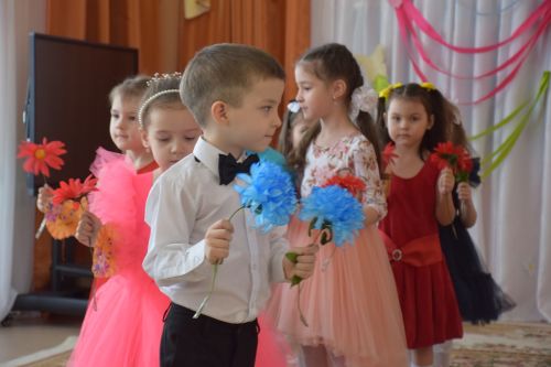 В преддверии 8 Марта в детском саду «Солнышко» пригласили мам и бабушек на утренник