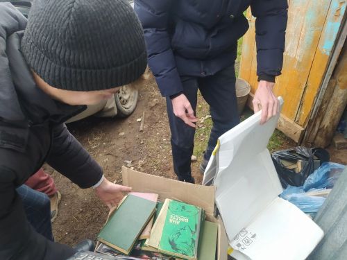 В Бурметьевской школе прошла выставка творческих работ из бросового материала «Вторая жизнь ненужным вещам»