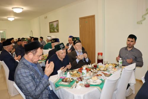 Глава района Дамир Ишкинеев провел ифтар для нурлатцев