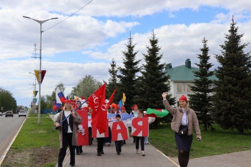 В Нурлате возобновили традицию проводить первомайский праздничный парад