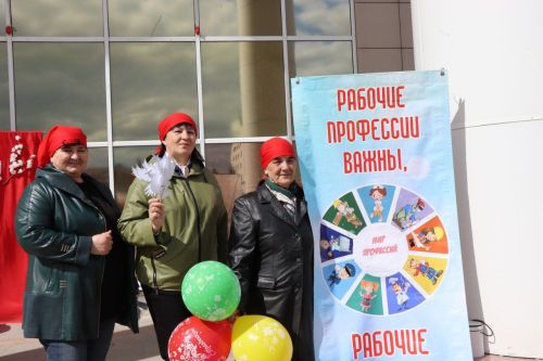 В Нурлате возобновили традицию проводить первомайский праздничный парад