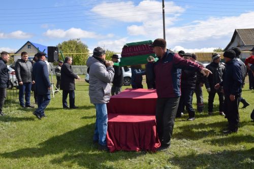В деревне Ерыкла с почестями похоронили погибшего на СВО земляка