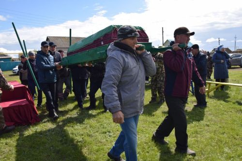 В деревне Ерыкла с почестями похоронили погибшего на СВО земляка