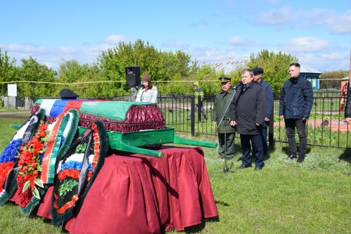 В деревне Ерыкла с почестями похоронили погибшего на СВО земляка