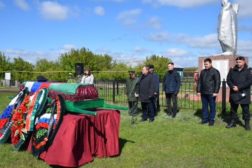 В деревне Ерыкла с почестями похоронили погибшего на СВО земляка