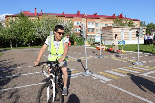 В Нурлате в знании ПДД соревновались не только дошколята, но и их родители