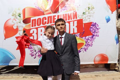 Выпускников городской гимназии с Последним звонком поздравил глава района (фоторепортаж)