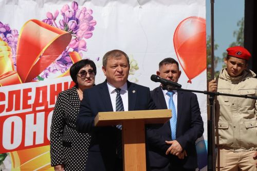 Выпускников городской гимназии с Последним звонком поздравил глава района (фоторепортаж)
