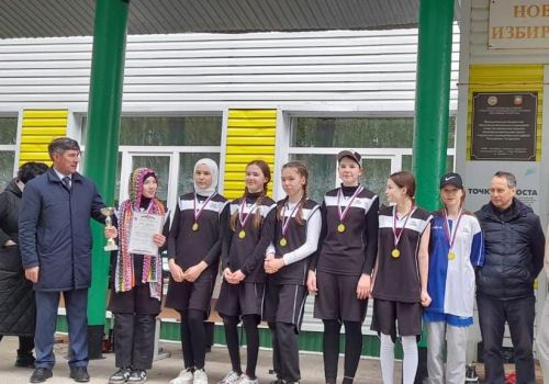В Нурлатском районе в футбол играют и юноши, и девушки