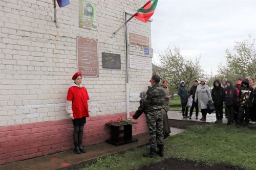 На здании школы имени Героя Советского Союза в Караульной Горе установили памятную доску Герою нашего времени