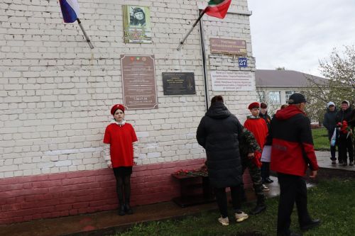 На здании школы имени Героя Советского Союза в Караульной Горе установили памятную доску Герою нашего времени