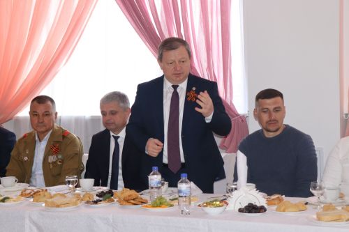 Глава Нурлатского района Дамир Ишкинеев в День Победы встретился с бойцами СВО