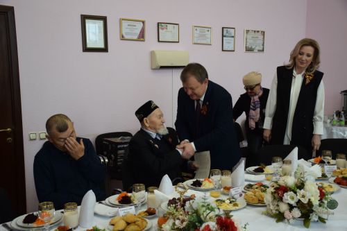 В Нурлате участника войны Каима Самигуллина поздравили глава района, министр экологии, депутат Госсовета Татарстана