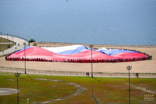 Самый большой в Поволжье российский флаг развернули в Казани у «Чаши»