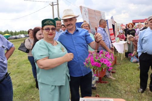 «Нурлат-информ» организовал подписку на «Дружбу» и разыграл главный приз Сабантуя – барана