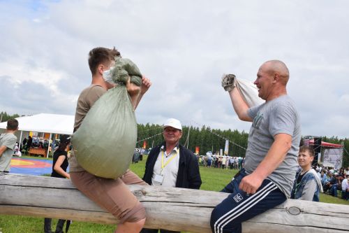 На Сабантуе в Нурлате Рифат Абдулвалиев поднялся за петухом за 30 секунд