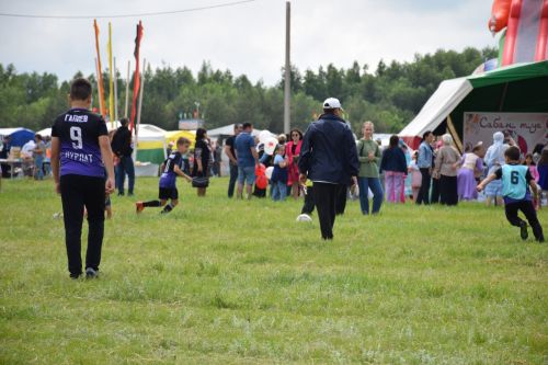 На Сабантуе в Нурлате Рифат Абдулвалиев поднялся за петухом за 30 секунд