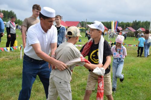 На Сабантуе в Нурлате Рифат Абдулвалиев поднялся за петухом за 30 секунд