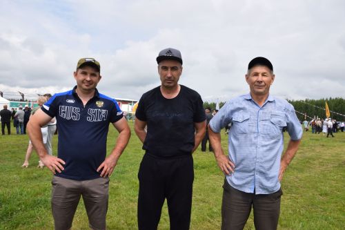 На Сабантуе в Нурлате Рифат Абдулвалиев поднялся за петухом за 30 секунд