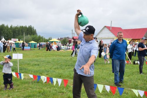 На Сабантуе в Нурлате Рифат Абдулвалиев поднялся за петухом за 30 секунд